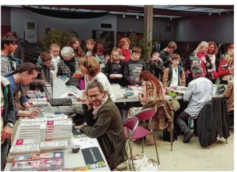  ??  ?? Après la remise des prix, les auteurs ont pris le temps de discuter avec les élèves et professeur­s.