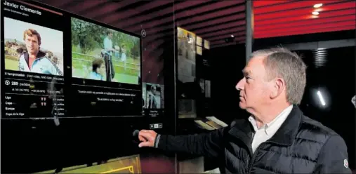  ?? ?? Javier Clemente observa su ficha como entrenador del Athletic, con el que ganó dos Ligas y dos Copas.