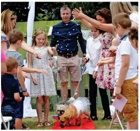  ??  ?? Dog collar: ‘Vicar’ Danny Jay oversees the garden ceremony