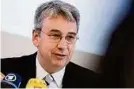  ??  ?? AFP, AP, APA Andreas Mundt, der Leiter des deutschen Kartellamt­s