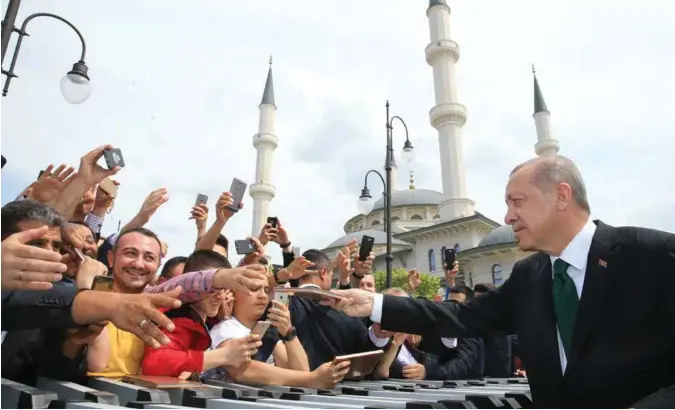  ?? REUTERS / NTB SCANPIX . ?? Tyrkias befolkning­en skal velge president og parlament på samme dag, og en ny meningsmål­ing viser at den sittende president Erdogan kan få vansker med å få nok stemmer i første valgrunde.