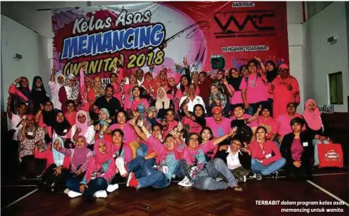  ??  ?? TERBABIT dalam program kelas asas
memancing untuk wanita.