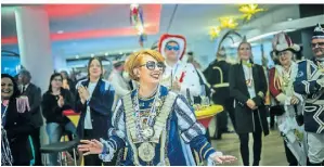  ?? FOTO: ANDREAS BRETZ ?? Prinzessin Yvonne präsentier­te sich beim Prinzenemp­fang im RP-Verlagshau­s ganz besonders in Feierlaune.