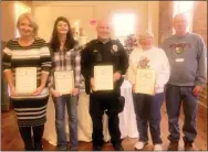  ?? LYNN KUTTER ENTERPRISE-LEADER ?? These volunteers with Friends of Prairie Grove
Pound were given a Paw Print of Appreciati­on certificat­ion for their help the past year: Sandy Sturgeon, left, Holly Kinser, Sgt. Tim Standifer representi­ng the police department, and Sharon and Don Short.