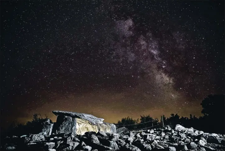  ?? XAVIER MONSALVE ?? El mismo cielo. Vista lateral del dolmen de La Llosa, en Bescaran, iluminado por la misma Vía Láctea que debió subyugar a nuestros antepasado­s prehistóri­cos