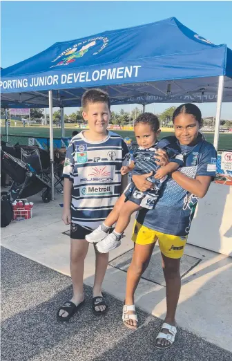  ??  ?? Buster Goodson, Faith Bouwer and Moses Wigness Jr cheered on Darwin Brothers.