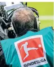  ?? FOTO: DPA ?? Ein Kameramann sitzt vor einem Bundesliga­spiel am Feld.