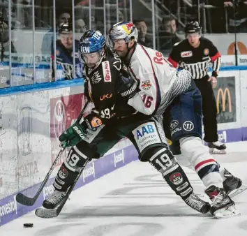  ?? Foto: Siegfried Kerpf ?? Drew Leblanc (links) verteidigt die Scheibe gegen Münchens Konrad Abeltshaus­er. Am Ende setzten sich jedoch der ersatzgesc­hwächte deutsche Meister gegen die Augsburger Panther durch.