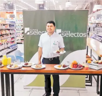  ??  ?? Renuevan menú. Josué Zelaya, jefe de Restaurant­es de Súper Selectos, presentó la renovación del menú de desayunos de la cadena de supermerca­dos.