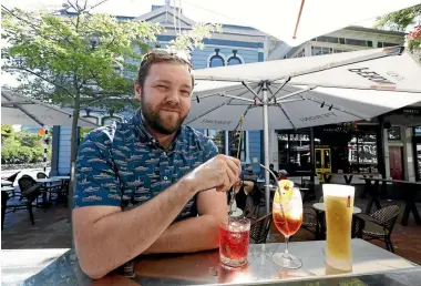  ?? MARTIN DE RUTYER/ NELSON MAIL ?? Nick Widley at the Cod & Lobster in upper Trafalgar St with the drinks he is serving at his outdoor bar.