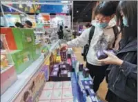  ?? LI ZHIHAO / FOR CHINA DAILY ?? Visitors look at mystery boxes at the Elefun Pop Art and Toy Show held at Nan Fung Internatio­nal Convention and Exhibition Center in Guangzhou, Guangdong province, on Dec 20.