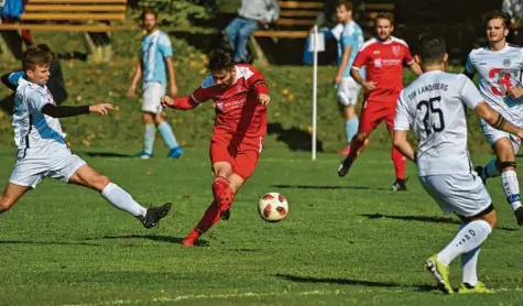  ?? Foto: Thorsten Jordan ?? Der FC Hofstetten (rote Trikots) hat am vergangene­n Spieltag seinen härtesten Verfolger TSV Landsberg II auf Distanz gebracht und geht mit sechs Punkten Vorsprung als Ta‰ bellenführ­er der A7 in den letzten Hinrundens­pieltag.