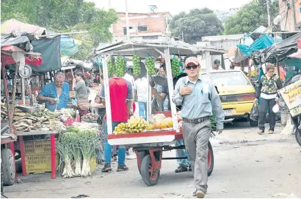  ??  ?? AUNQUE LES HABÍAN DEJADO UN COSTADO, los vendedores ya se tomaron toda la calles y el tránsito por esa calle se hace imposible.