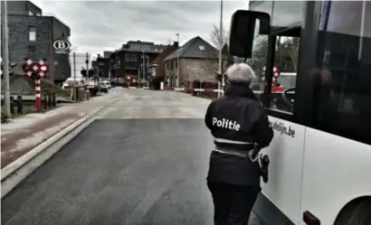  ?? FOTO GVB ?? Ook lijnbussen stonden gisteren voor een gesloten overweg De politie kwam ter plaatse om het verkeer in goede banen te leiden.