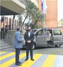  ??  ?? Nicanor Duarte Frutos entregó ayer dos camionetas al embajador de Argentina en nuestro país, Ing. Alejandro Peppo.