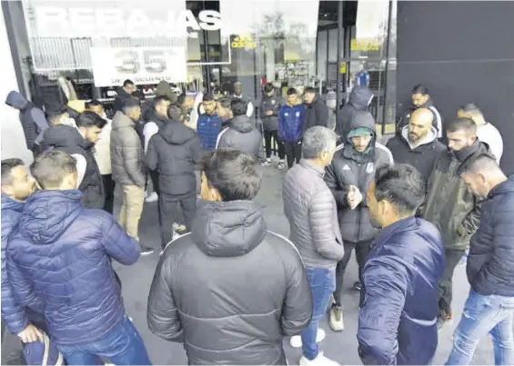  ?? ANTONIO HERNÁNDEZ ?? Plantilla y cuerpo técnico del Badajoz, en la puerta del estadio Nuevo Vivero durante la mañana de este jueves.