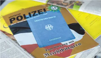  ?? FOTO: DPA ?? Auch in Zeitschrif­ten, die von der Gewerkscha­ft der Polizei herausgege­ben werden, wird über den richtigen Umgang mit den so genannten „Reichsbürg­ern“diskutiert.