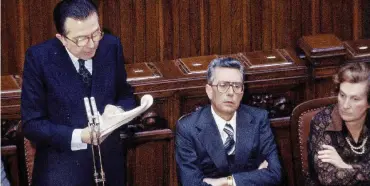  ??  ?? Demo cristiani Giulio Andreotti con Arlando Forlani e Tina Anselmi; a sinistra: Amintore Fanfani; sopra: Aldo Moro; Silvio Berlusconi e Gianni Letta col cardinale Camillo Ruini