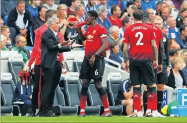 ??  ?? PRESIÓN. Mourinho habla con Pogba durante un partido del Manchester United.