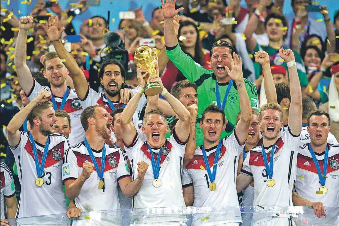  ?? VI-IMAGES / GETTY ?? La selección alemana de fútbol es el símbolo de la fortaleza de la “marca Alemania”. Pero además del caso Volkswagen, ahora planean sospechas de sobornos sobre la adjudicaci­ón del mundial de 2006