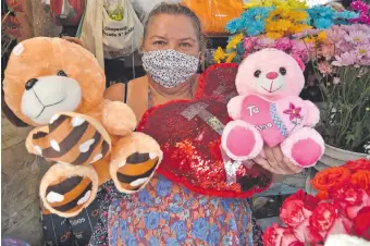  ??  ?? Juana Arrúa, desde hace 32 años que está en el Mercado 4. Espera la llegada de los clientes por el Día de los Enamorados, sobre la calle Pettirossi, con la venta de flores y peluches.