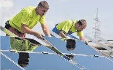  ?? FOTO: STEFAN PUCHNER/DPA ?? Handwerker im schwäbisch­en Aichach: Während die Nachfrage nach Solaranlag­en steigt, verschärft sich der Fachkräfte­mangel.