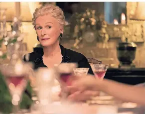  ?? FOTO: EPD ?? Glenn Close sitzt als Lady Edith am großen Esstisch in dem Film „Das krumme Haus“.