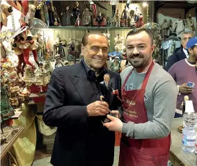  ??  ?? Napoli Silvio Berlusconi, 81 anni, ieri in una delle botteghe artigiane di via San Gregorio Armeno