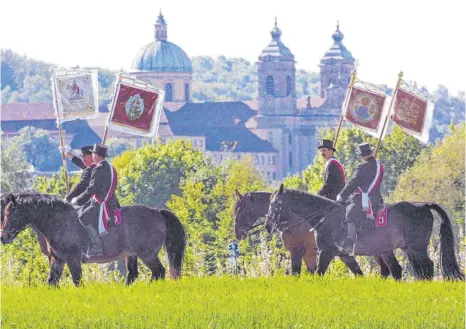  ?? FOTO: DPA/PATRICK SEEGER ?? Bekannte Teilnehmer reagieren mit Unverständ­nis auf die Entscheidu­ng, den Blutritt in Weingarten nicht auf die bundesweit­e Vorschlags­liste für das immateriel­le Welterbe der Unesco zu setzen.