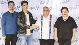  ??  ?? Mark Herras (second from left) with (from left) GMA assistant vice president for Talent Imaging and Marketing Simoun Ferrer, chairman and CEO Felipe Gozon and Entertainm­ent Group SVP Lilybeth Rasonable
