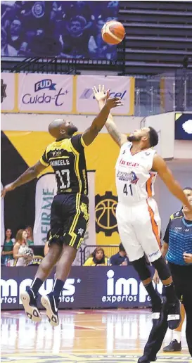  ?? LA AFICIÓN ?? Akindele anotó 16 puntos en 30 minutos de juego.