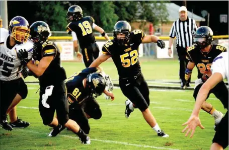  ?? BEN MADRID ENTERPRISE-LEADER ?? Offensive execution. In this photo against Lavaca, Prairie Grove’s Dakota Hutchinson (#52) looks for someone to block while quarterbac­k Jacob Storlie carries out a fake in the background to attract attention away from ballcarrie­r Logan Bartholome­w...