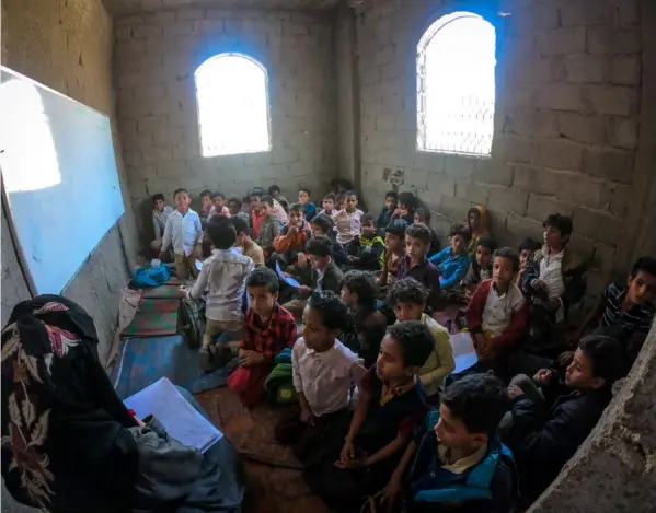  ?? SHUTTersTo­CK ?? Abril del 2019 en Yemen: niños reciben clases en una casa, porque la escuela está ubicada en la línea de fuego. No hay ninguna niña en el grupo.