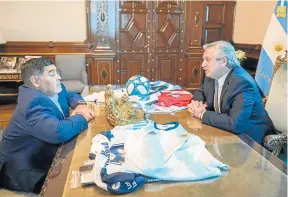  ??  ?? DIEGO ARMANDO MARADONA compartió con el presidente Alberto Fernández en la Casa Rosada a quien le firmó distintas camisetas de fútbol.