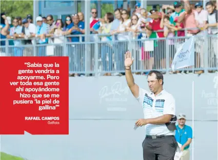  ??  ?? Rafael Campos saluda al público que lo ovaciona tras concluir su participac­ión ayer en la novena edición del Puerto Rico Open de golf.
