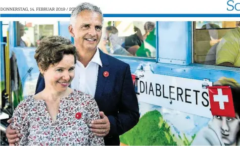  ?? KEYSTONE ?? Der ehemalige FDP-Bundesrat Didier Burkhalter mit seiner Frau Friedrun; auf ihre mahnenden Worte habe er zu wenig gehört.