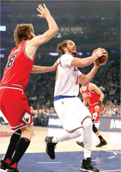 ??  ?? Knicks center Joakim Noah drives to the basket against Bulls center Robin Lopez on Thursday night. | ELSA/ GETTY IMAGES