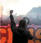  ?? | PHOTO GUILLAUME SALIGOT, OUEST-FRANCE ?? Les kapos du Kop rouge ont mis l’ambiance durant le défilé.