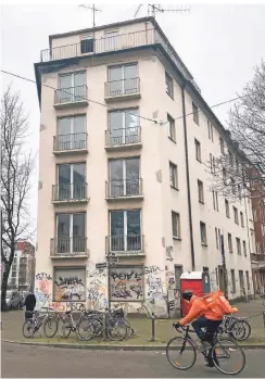  ?? RP-FOTO: MARC INGEL ?? Das mit Graffiti beschmiert­e Haus an der Bagelstraß­e 141 steht seit Langem leer. Ein Investor hat es jetzt gekauft.