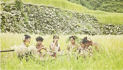  ??  ?? LIMMAYUG eats lunch with Ogfu-mates at the rice terraces in ‘Tokwifi’ (Star) by Carla Pulido Ocampo.