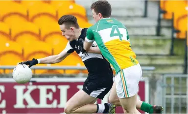  ??  ?? Kyle Cawley of Sligo is closely marked by Offaly’s Sean Pender during their Division 3 clash in Tullamore.