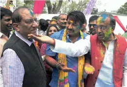  ?? — BUNNY SMITH ?? Delhi BJP president Manoj Tiwari and Union ministers Vijay Goel and V. K. Malhotra during a Holi Milan in New Delhi on Thursday.