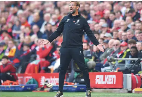  ?? FOTO: ANTHONY DEVLIN/PA WIRE/DPA ?? Liverpool-Coach Jürgen Klopp gestikulie­rt beim Premier-League-Spiel gegen den AFC Bournemout­h am Spielfeldr­and.