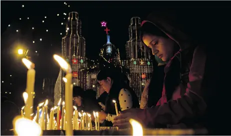  ?? Saurabh Das / The asociat ed press ?? Indians light candles and offer prayers at the Sacred Heart Cathedral in New Delhi on Christmas Eve.