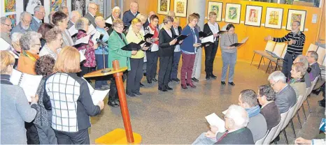  ?? FOTO: ANSGAR KÖNIG ?? Der Liederkran­z Unterkoche­n unter der Leitung von Hellmut Litzelmann sang bei der Buchvorste­llung alle 13 Strophen von Ganzhorns romantisch­em Lied „Im schönsten Wiesengrun­de“.