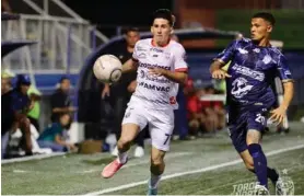 ?? ADSC ?? Bryan Murcia disputa el balón con el guerrero Johan Cortés.