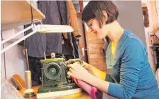  ??  ?? Natalie Endres in ihrem Atelier: Mit der Pelznähmas­chine werden die einzelnen Felle zusammenge­näht.