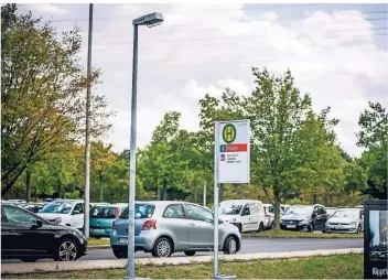  ?? RP-FOTO: ANNE ORTHEN ?? Der Parkplatz am Südpark ist bei Pendlern sehr beliebt. Dort könnte ein Parkhaus entstehen, um mehr Plätze zu schaffen.