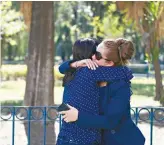  ??  ?? Dos mujeres se abrazan tras conocer que sus familiares habían perdido la vida en el accidente aéreo.