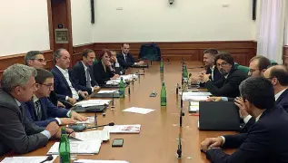  ??  ?? A Roma Il vertice di ieri pomeriggio al ministero delle infrastrut­ture